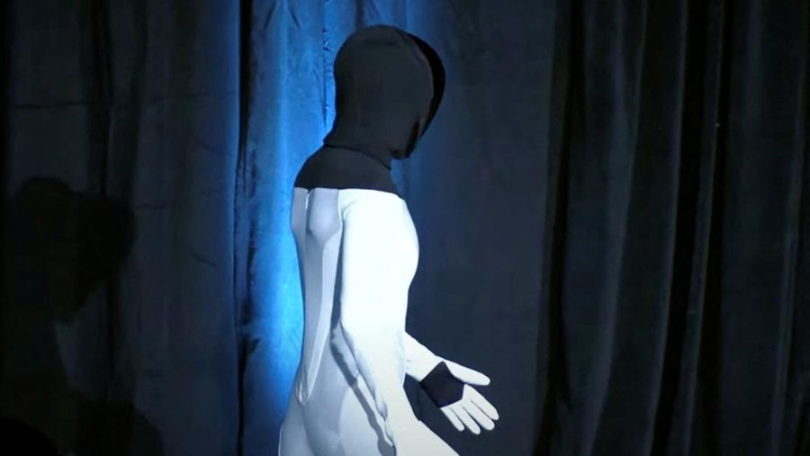 Sebuah robot humanoid yang dikembangkan oleh Tesla, yang dikenal sebagai Tesla Bot atau Optimus (via REUTERS/TESLA)