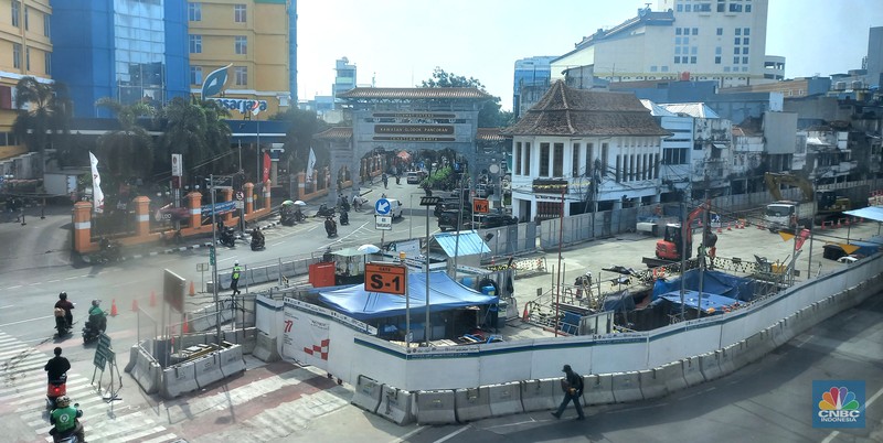 Suasana kawasan proyek MRT Fase 2 Glodok, Jakarta, Jumat, (23/9/2022). (CNBC Indonesia/Muhammad Sabki)