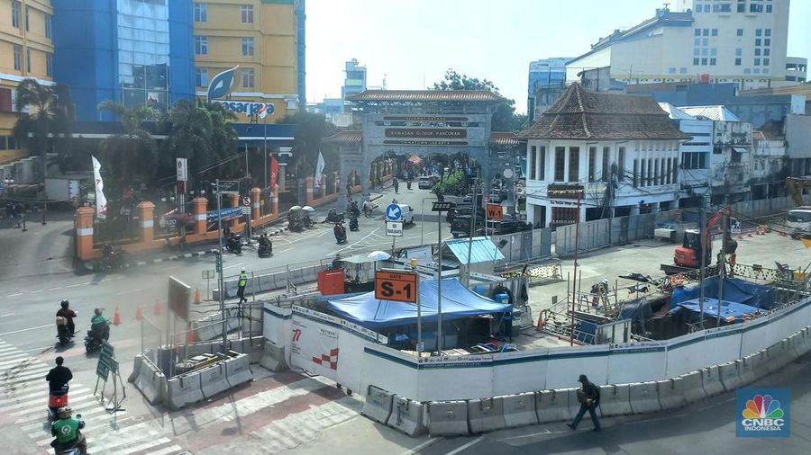 Suasana kawasan proyek MRT Fase 2 Glodok, Jakarta, Jumat, (23/9/2022). (CNBC Indonesia/Muhammad Sabki)