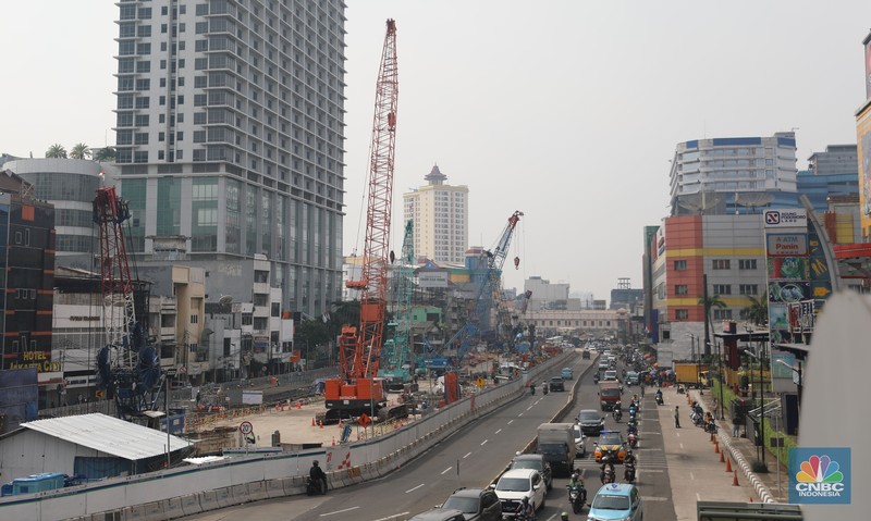Suasana kawasan proyek MRT Fase 2 Glodok, Jakarta, Jumat, (23/9/2022). (CNBC Indonesia/Muhammad Sabki)