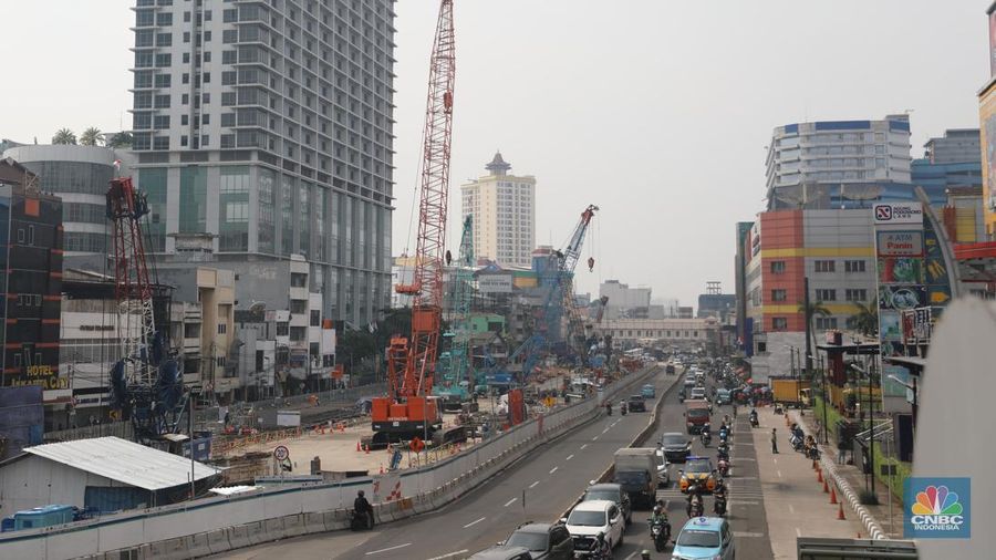 Suasana kawasan proyek MRT Fase 2 Glodok, Jakarta, Jumat, (23/9/2022). (CNBC Indonesia/Muhammad Sabki)