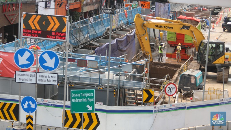 Suasana kawasan proyek MRT Fase 2 Glodok, Jakarta, Jumat, (23/9/2022). (CNBC Indonesia/Muhammad Sabki)