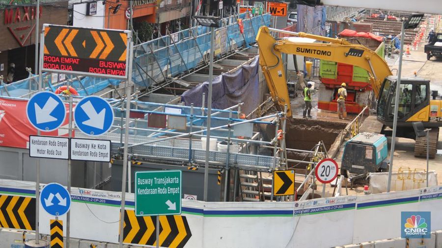 Suasana kawasan proyek MRT Fase 2 Glodok, Jakarta, Jumat, (23/9/2022). (CNBC Indonesia/Muhammad Sabki)