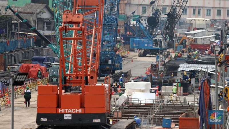 Suasana kawasan proyek MRT Fase 2 Glodok, Jakarta, Jumat, (23/9/2022). (CNBC Indonesia/Muhammad Sabki)