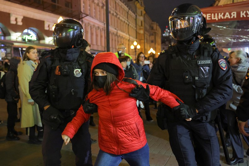 Setelah Presiden Vladimir Putin mengumumkan mobilisasi parsial komando cadangan (Komcad) untuk warga di Rusia, setidaknya 1.300 orang ditangkap karena memprotes kebijakan itu. (REUTERS/REUTERS PHOTOGRAPHER)