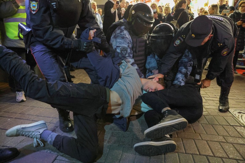 Setelah Presiden Vladimir Putin mengumumkan mobilisasi parsial komando cadangan (Komcad) untuk warga di Rusia, setidaknya 1.300 orang ditangkap karena memprotes kebijakan itu. (REUTERS/REUTERS PHOTOGRAPHER)