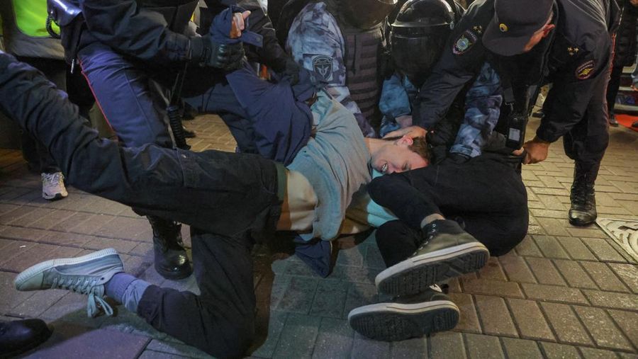 Setelah Presiden Vladimir Putin mengumumkan mobilisasi parsial komando cadangan (Komcad) untuk warga di Rusia, setidaknya 1.300 orang ditangkap karena memprotes kebijakan itu. (REUTERS/REUTERS PHOTOGRAPHER)