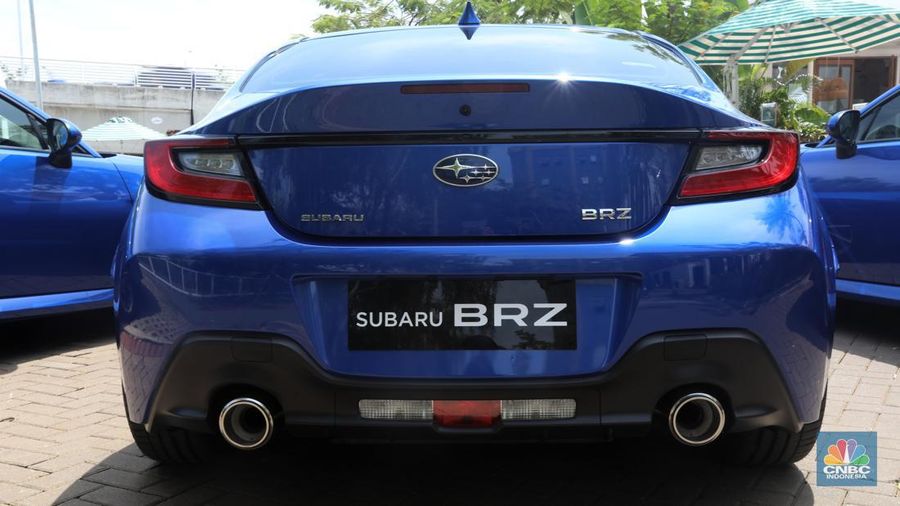 Warga melintas di depan The all-new SUBARU BRZ di acara peluncuran STI Performance Parts untuk Subaru BRZ di Jakarta, Sabtu (24/9/2022). The all-new Subaru BRZ diperkenalkan dengan 2 varian trim, Subaru BRZ M/T yang ditawarkan dengan harga Rp. 825.000.000,- (on-the-road Jakarta) dan Subaru BRZ A/T EyeSight® dengan harga Rp. 850.000.000,- (on-the-road Jakarta). (CNBC Indonesia/ Andrean Kristianto)