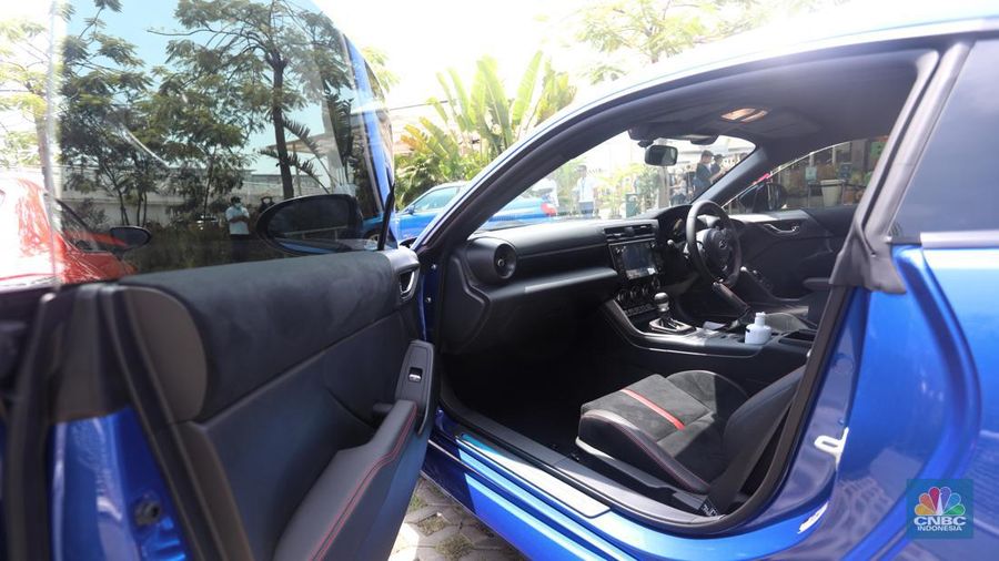 Warga melintas di depan The all-new SUBARU BRZ di acara peluncuran STI Performance Parts untuk Subaru BRZ di Jakarta, Sabtu (24/9/2022). The all-new Subaru BRZ diperkenalkan dengan 2 varian trim, Subaru BRZ M/T yang ditawarkan dengan harga Rp. 825.000.000,- (on-the-road Jakarta) dan Subaru BRZ A/T EyeSight® dengan harga Rp. 850.000.000,- (on-the-road Jakarta). (CNBC Indonesia/ Andrean Kristianto)