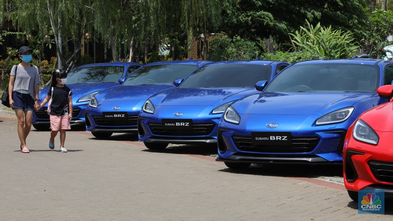 The all-new SUBARU BRZ Warga melintas di depan The all-new SUBARU BRZ di acara peluncuran STI Performance Parts untuk Subaru BRZ di Jakarta, Sabtu (24/9/2022). The all-new Subaru BRZ diperkenalkan dengan 2 varian trim, Subaru BRZ M/T yang ditawarkan dengan harga Rp. 825.000.000,- (on-the-road Jakarta) dan Subaru BRZ A/T EyeSight® dengan harga Rp. 850.000.000,- (on-the-road Jakarta). (CNBC Indonesia/ Andrean Kristianto)
