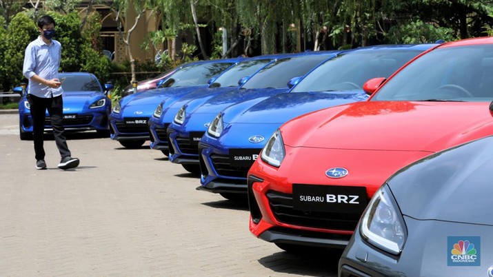 The all-new SUBARU BRZ Warga melintas di depan The all-new SUBARU BRZ di acara peluncuran STI Performance Parts untuk Subaru BRZ di Jakarta, Sabtu (24/9/2022). The all-new Subaru BRZ diperkenalkan dengan 2 varian trim, Subaru BRZ M/T yang ditawarkan dengan harga Rp. 825.000.000,- (on-the-road Jakarta) dan Subaru BRZ A/T EyeSight® dengan harga Rp. 850.000.000,- (on-the-road Jakarta). (CNBC Indonesia/ Andrean Kristianto)