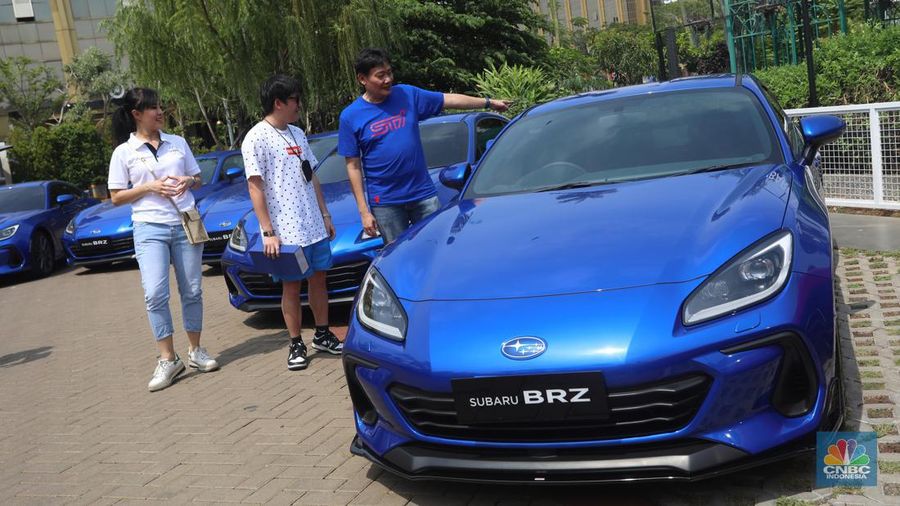 Warga melintas di depan The all-new SUBARU BRZ di acara peluncuran STI Performance Parts untuk Subaru BRZ di Jakarta, Sabtu (24/9/2022). The all-new Subaru BRZ diperkenalkan dengan 2 varian trim, Subaru BRZ M/T yang ditawarkan dengan harga Rp. 825.000.000,- (on-the-road Jakarta) dan Subaru BRZ A/T EyeSight® dengan harga Rp. 850.000.000,- (on-the-road Jakarta). (CNBC Indonesia/ Andrean Kristianto)