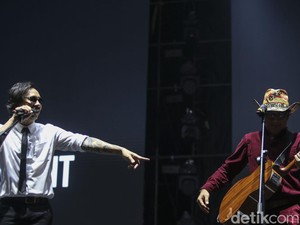 Bukan Vokalis, 5 Personel Band Ini Justru Lebih Beken dari Penyanyinya