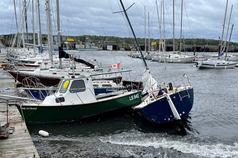 Ombak menghantam pantai di Eastern Passage, N.S., Kanada, Sabtu (24/9/2022). Hujan lebat dan angin kencang melanda wilayah Atlantik Kanada saat badai Fiona melanda pada Sabtu pagi sebagai topan pasca-tropis yang besar dan kuat, dan prakiraan cuaca Kanada memperingatkan itu bisa menjadi salah satu badai paling parah di negara itu. (Andrew Vaughan /The Canadian Press via AP)