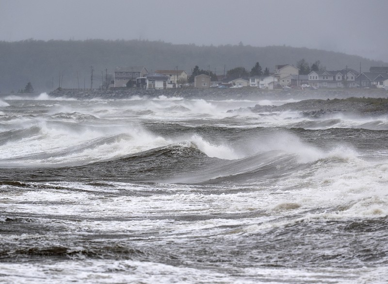 Badai Fiona Kanada Ombak menghantam pantai di Eastern Passage, N.S., Kanada, Sabtu (24/9/2022). Hujan lebat dan angin kencang melanda wilayah Atlantik Kanada saat badai Fiona melanda pada Sabtu pagi sebagai topan pasca-tropis yang besar dan kuat, dan prakiraan cuaca Kanada memperingatkan itu bisa menjadi salah satu badai paling parah di negara itu. (Andrew Vaughan /The Canadian Press via AP)