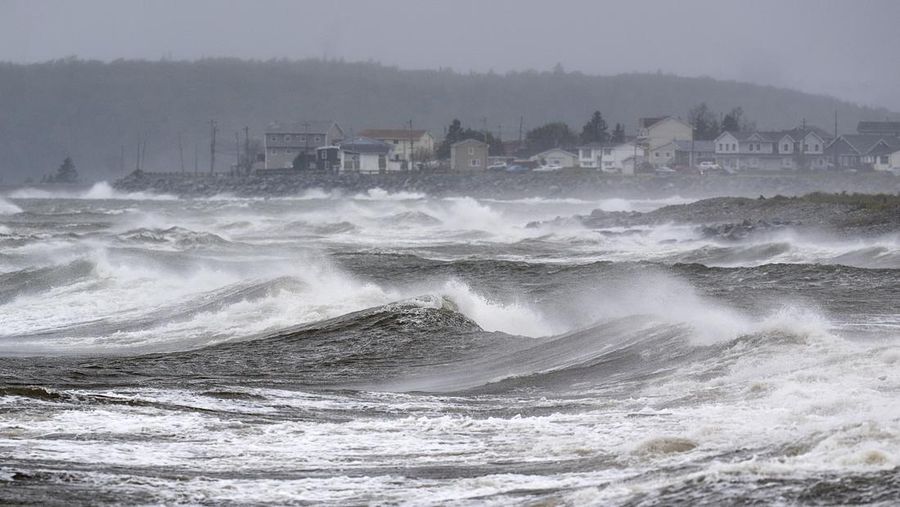 Ombak menghantam pantai di Eastern Passage, N.S., Kanada, Sabtu (24/9/2022). Hujan lebat dan angin kencang melanda wilayah Atlantik Kanada saat badai Fiona melanda pada Sabtu pagi sebagai topan pasca-tropis yang besar dan kuat, dan prakiraan cuaca Kanada memperingatkan itu bisa menjadi salah satu badai paling parah di negara itu. (Andrew Vaughan /The Canadian Press via AP)