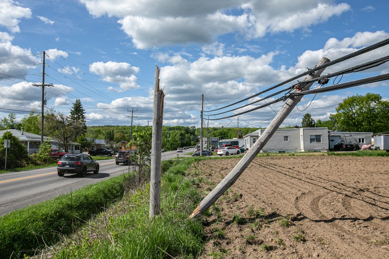 Ombak menghantam pantai di Eastern Passage, N.S., Kanada, Sabtu (24/9/2022). Hujan lebat dan angin kencang melanda wilayah Atlantik Kanada saat badai Fiona melanda pada Sabtu pagi sebagai topan pasca-tropis yang besar dan kuat, dan prakiraan cuaca Kanada memperingatkan itu bisa menjadi salah satu badai paling parah di negara itu. (Andrew Vaughan /The Canadian Press via AP)