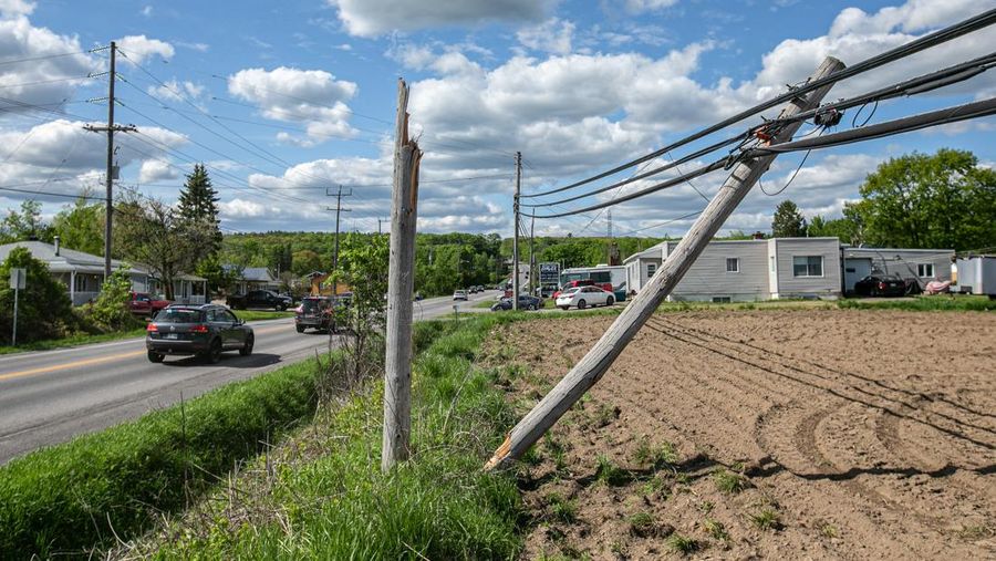 Ombak menghantam pantai di Eastern Passage, N.S., Kanada, Sabtu (24/9/2022). Hujan lebat dan angin kencang melanda wilayah Atlantik Kanada saat badai Fiona melanda pada Sabtu pagi sebagai topan pasca-tropis yang besar dan kuat, dan prakiraan cuaca Kanada memperingatkan itu bisa menjadi salah satu badai paling parah di negara itu. (Andrew Vaughan /The Canadian Press via AP)