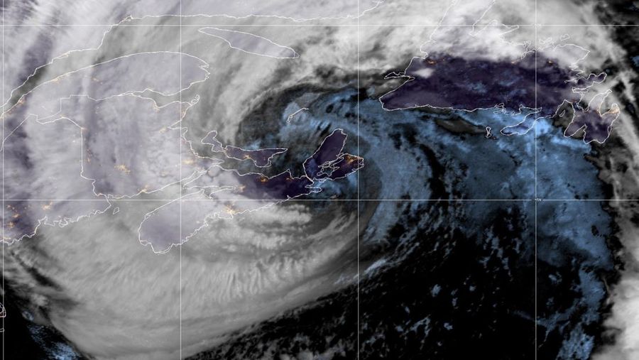 Ombak menghantam pantai di Eastern Passage, N.S., Kanada, Sabtu (24/9/2022). Hujan lebat dan angin kencang melanda wilayah Atlantik Kanada saat badai Fiona melanda pada Sabtu pagi sebagai topan pasca-tropis yang besar dan kuat, dan prakiraan cuaca Kanada memperingatkan itu bisa menjadi salah satu badai paling parah di negara itu. (Andrew Vaughan /The Canadian Press via AP)