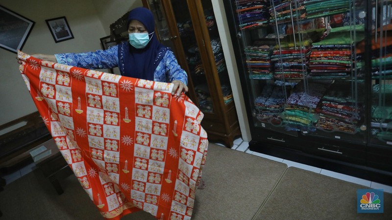 Pencantingan Batik Betawi Pengrajin melakukan pencantingan saat proses pembuatan batik tulis di Batik Betawi Terogong, Cilandak, Jakarta, Senin (19/9/2022). Motif ondel-ondel pada batik Betawi Terogong menjadi yang paling banyak diminati konsumen baik lokal maupun mancanegara karena motif ini menampilkan identitas kental budaya Betawi. (CNBC Indonesia/ Andrean Kristianto)
