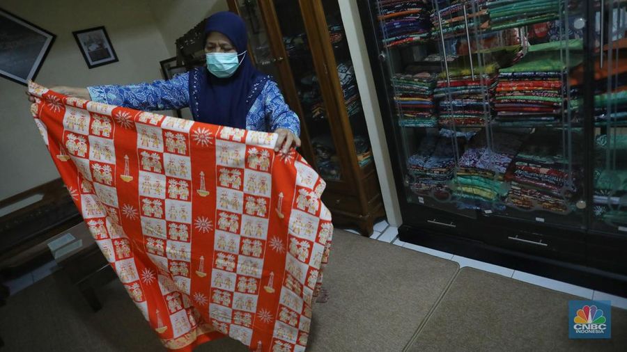 Pengrajin melakukan pencantingan saat proses pembuatan batik tulis di Batik Betawi Terogong, Cilandak, Jakarta, Senin (19/9/2022). Motif ondel-ondel pada batik Betawi Terogong menjadi yang paling banyak diminati konsumen baik lokal maupun mancanegara karena motif ini menampilkan identitas kental budaya Betawi. (CNBC Indonesia/ Andrean Kristianto)