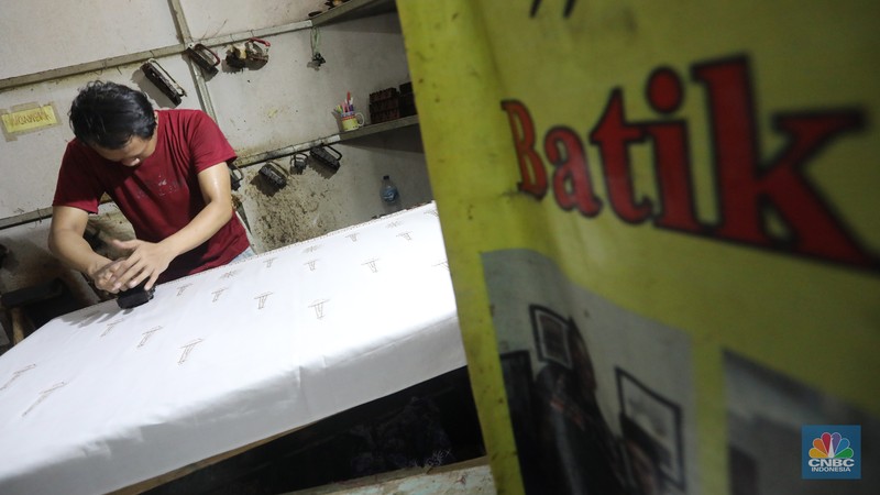 Pengrajin melakukan pencantingan saat proses pembuatan batik tulis di Batik Betawi Terogong, Cilandak, Jakarta, Senin (19/9/2022). Motif ondel-ondel pada batik Betawi Terogong menjadi yang paling banyak diminati konsumen baik lokal maupun mancanegara karena motif ini menampilkan identitas kental budaya Betawi. (CNBC Indonesia/ Andrean Kristianto)