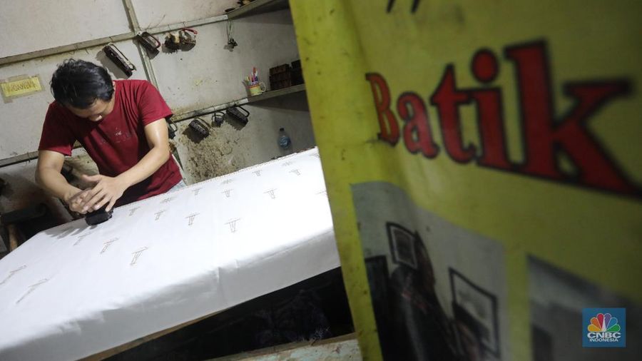 Pengrajin melakukan pencantingan saat proses pembuatan batik tulis di Batik Betawi Terogong, Cilandak, Jakarta, Senin (19/9/2022). Motif ondel-ondel pada batik Betawi Terogong menjadi yang paling banyak diminati konsumen baik lokal maupun mancanegara karena motif ini menampilkan identitas kental budaya Betawi. (CNBC Indonesia/ Andrean Kristianto)