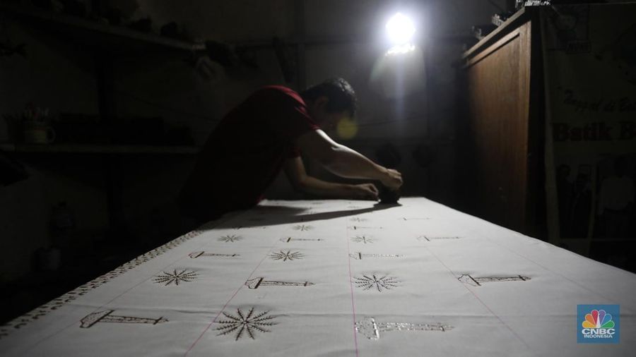 Pengrajin melakukan pencantingan saat proses pembuatan batik tulis di Batik Betawi Terogong, Cilandak, Jakarta, Senin (19/9/2022). Motif ondel-ondel pada batik Betawi Terogong menjadi yang paling banyak diminati konsumen baik lokal maupun mancanegara karena motif ini menampilkan identitas kental budaya Betawi. (CNBC Indonesia/ Andrean Kristianto)