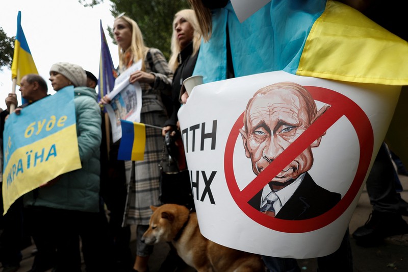 Pemungutan suara referendum tentang bergabungnya Republik Rakyat Donetsk (DPR) ke Rusia, di Mariupol, Ukraina Penduduk lokal Valentina (90) menunggu sebelum menerima surat suara dari anggota komisi pemilihan, yang mengunjungi apartemen dengan kotak suara dan dokumen pada hari ketiga referendum tentang bergabungnya Republik Rakyat Donetsk (DPR) yang memproklamirkan diri ke Rusia, di Mariupol, Ukraina, Minggu (25/9/2022). (REUTERS/Alexander Ermochenko)