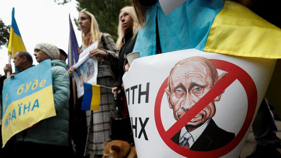 Penduduk lokal Valentina (90) menunggu sebelum menerima surat suara dari anggota komisi pemilihan, yang mengunjungi apartemen dengan kotak suara dan dokumen pada hari ketiga referendum tentang bergabungnya Republik Rakyat Donetsk (DPR) yang memproklamirkan diri ke Rusia, di Mariupol, Ukraina, Minggu (25/9/2022). (REUTERS/Alexander Ermochenko)