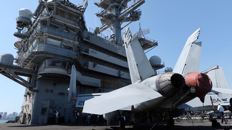 Kapal induk Angkatan Laut AS USS Ronald Reagan berlabuh di sebuah pelabuhan di Busan, Korea Selatan, Jumat (23/9/2022). (REUTERS/Daewoung Kim)