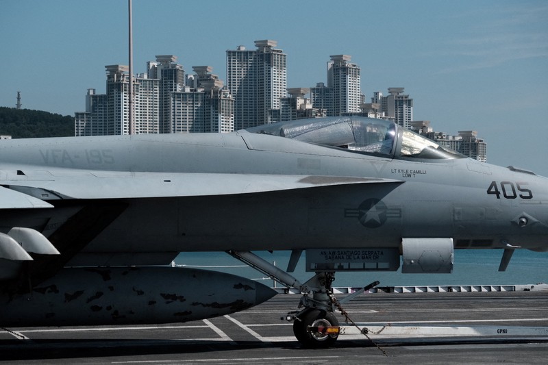 Kapal induk Angkatan Laut AS USS Ronald Reagan berlabuh di sebuah pelabuhan di Busan, Korea Selatan, Jumat (23/9/2022). (REUTERS/Daewoung Kim)