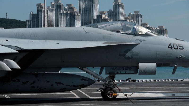 Kapal induk Angkatan Laut AS USS Ronald Reagan berlabuh di sebuah pelabuhan di Busan, Korea Selatan, Jumat (23/9/2022). (REUTERS/Daewoung Kim)