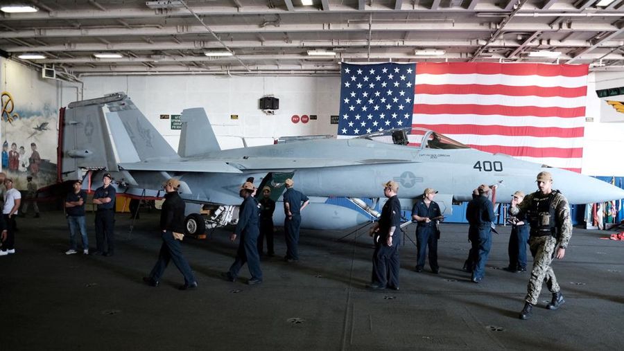 Kapal induk Angkatan Laut AS USS Ronald Reagan berlabuh di sebuah pelabuhan di Busan, Korea Selatan, Jumat (23/9/2022). (REUTERS/Daewoung Kim)