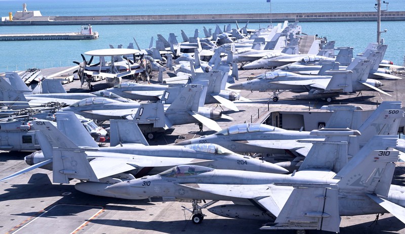 Kapal induk Angkatan Laut AS USS Ronald Reagan berlabuh di sebuah pelabuhan di Busan, Korea Selatan Kapal induk Angkatan Laut AS USS Ronald Reagan berlabuh di sebuah pelabuhan di Busan, Korea Selatan, Jumat (23/9/2022). (REUTERS/Daewoung Kim)