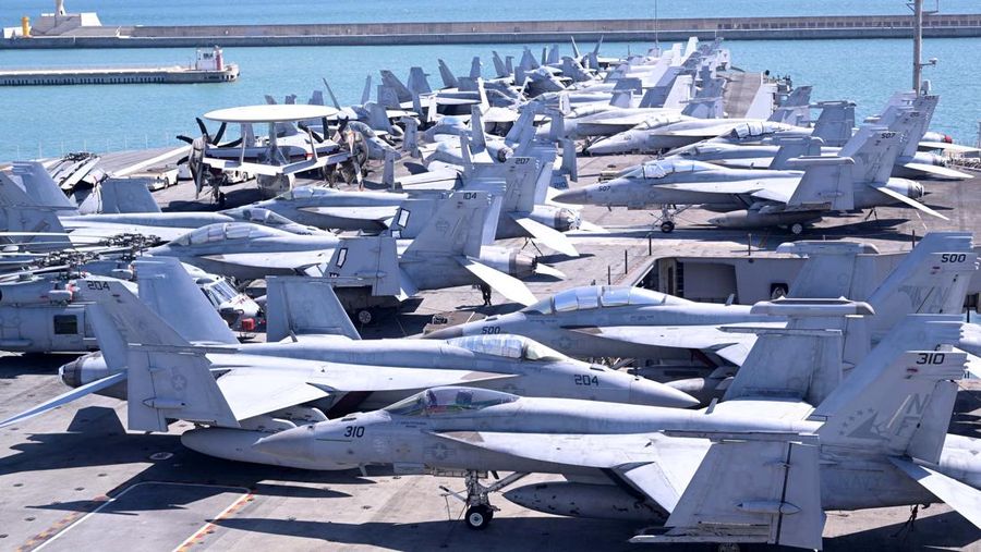 Kapal induk Angkatan Laut AS USS Ronald Reagan berlabuh di sebuah pelabuhan di Busan, Korea Selatan, Jumat (23/9/2022). (REUTERS/Daewoung Kim)