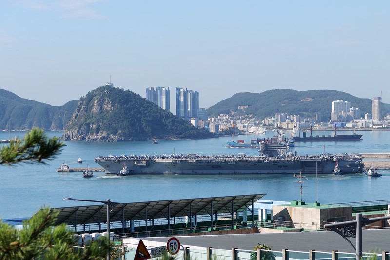 Kapal induk Angkatan Laut AS USS Ronald Reagan berlabuh di sebuah pelabuhan di Busan, Korea Selatan Kapal induk Angkatan Laut AS USS Ronald Reagan berlabuh di sebuah pelabuhan di Busan, Korea Selatan, Jumat (23/9/2022). (REUTERS/Daewoung Kim)