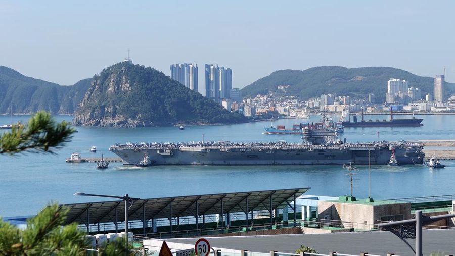Kapal induk Angkatan Laut AS USS Ronald Reagan berlabuh di sebuah pelabuhan di Busan, Korea Selatan, Jumat (23/9/2022). (REUTERS/Daewoung Kim)