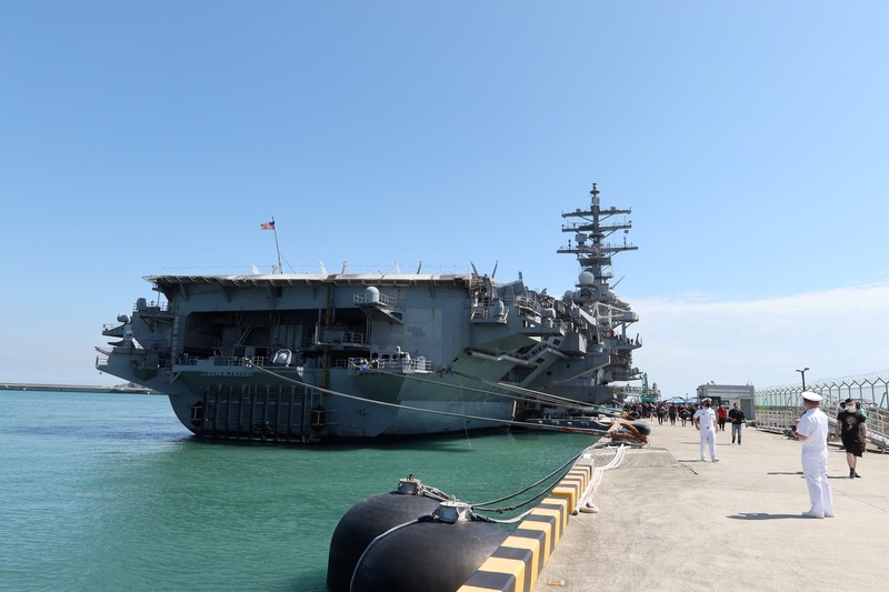 Kapal induk Angkatan Laut AS USS Ronald Reagan berlabuh di sebuah pelabuhan di Busan, Korea Selatan Kapal induk Angkatan Laut AS USS Ronald Reagan berlabuh di sebuah pelabuhan di Busan, Korea Selatan, Jumat (23/9/2022). (REUTERS/Daewoung Kim)