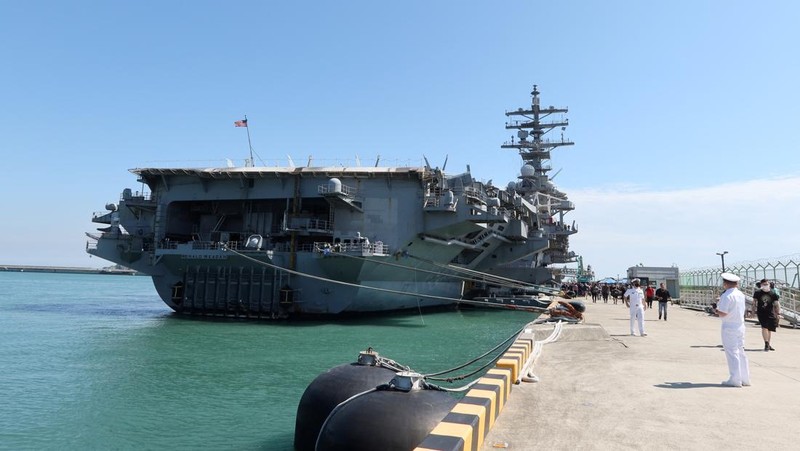 Kapal induk Angkatan Laut AS USS Ronald Reagan berlabuh di sebuah pelabuhan di Busan, Korea Selatan, Jumat (23/9/2022). (REUTERS/Daewoung Kim)