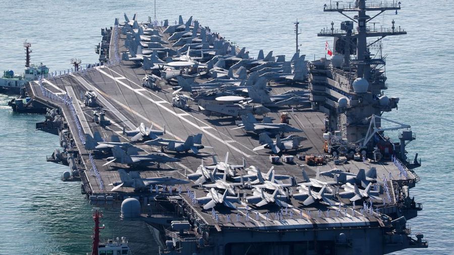 Kapal induk Angkatan Laut AS USS Ronald Reagan mendekati pelabuhan di Busan, Korea Selatan, Jumat (23/9/2022). (Yonhap via REUTERS)