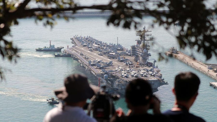 Kapal induk Angkatan Laut AS USS Ronald Reagan berlabuh di sebuah pelabuhan di Busan, Korea Selatan, Jumat (23/9/2022). (REUTERS/Daewoung Kim)
