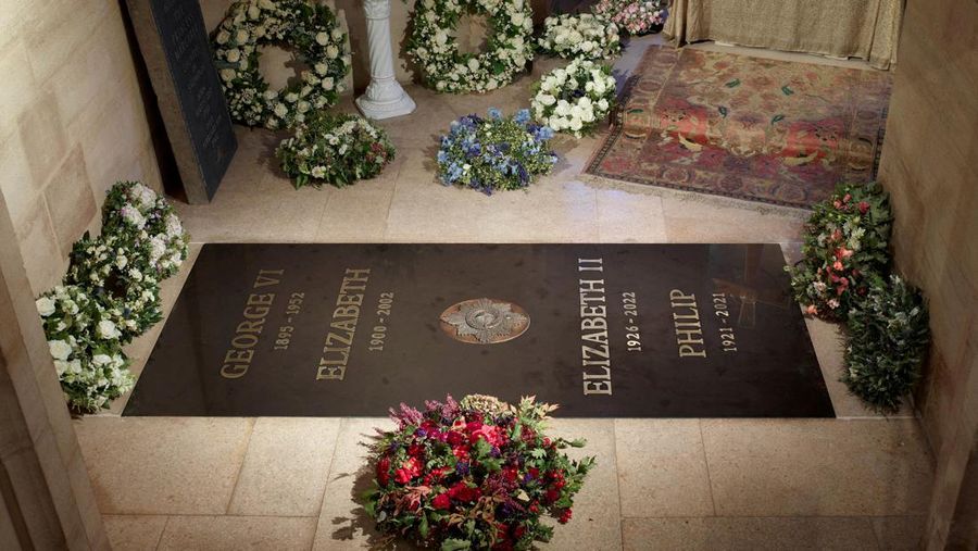 Batu besar yng bertuliskan nama Ratu Elizabeth II beserta kedua orang tuanya dan suaminya Pangeran Philip di Kapel Memorial Raja George VI, Kapel St George, Kastil Windsor di Windsor, Inggris, Sabtu (24/9/2022). (Royal Collection Trust/The Dean and Canons of Windsor/Handout via REUTERS)