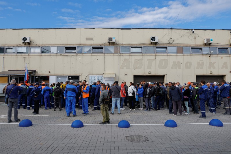Penduduk lokal Valentina (90) menunggu sebelum menerima surat suara dari anggota komisi pemilihan, yang mengunjungi apartemen dengan kotak suara dan dokumen pada hari ketiga referendum tentang bergabungnya Republik Rakyat Donetsk (DPR) yang memproklamirkan diri ke Rusia, di Mariupol, Ukraina, Minggu (25/9/2022). (REUTERS/Alexander Ermochenko)