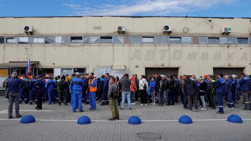 Penduduk lokal Valentina (90) menunggu sebelum menerima surat suara dari anggota komisi pemilihan, yang mengunjungi apartemen dengan kotak suara dan dokumen pada hari ketiga referendum tentang bergabungnya Republik Rakyat Donetsk (DPR) yang memproklamirkan diri ke Rusia, di Mariupol, Ukraina, Minggu (25/9/2022). (REUTERS/Alexander Ermochenko)