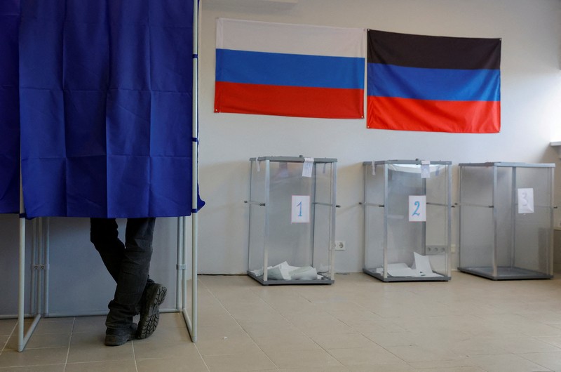 Pemungutan suara referendum tentang bergabungnya Republik Rakyat Donetsk (DPR) ke Rusia, di Mariupol, Ukraina Penduduk lokal Valentina (90) menunggu sebelum menerima surat suara dari anggota komisi pemilihan, yang mengunjungi apartemen dengan kotak suara dan dokumen pada hari ketiga referendum tentang bergabungnya Republik Rakyat Donetsk (DPR) yang memproklamirkan diri ke Rusia, di Mariupol, Ukraina, Minggu (25/9/2022). (REUTERS/Alexander Ermochenko)