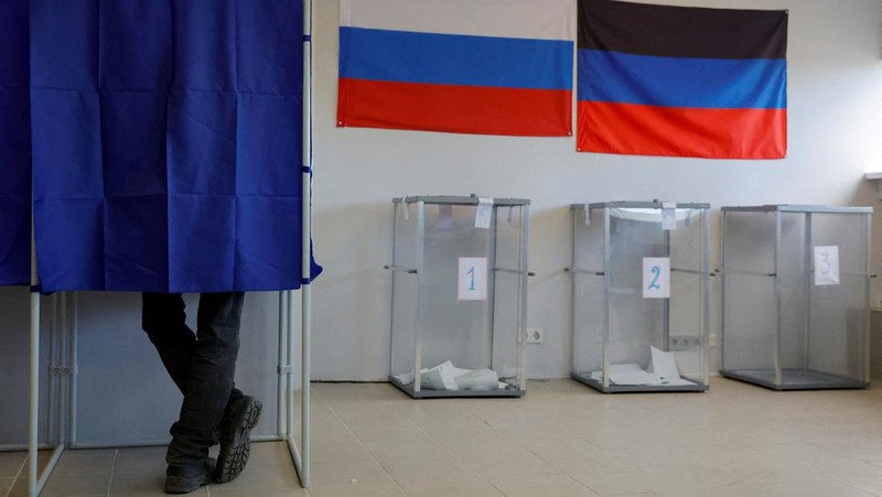 Penduduk lokal Valentina (90) menunggu sebelum menerima surat suara dari anggota komisi pemilihan, yang mengunjungi apartemen dengan kotak suara dan dokumen pada hari ketiga referendum tentang bergabungnya Republik Rakyat Donetsk (DPR) yang memproklamirkan diri ke Rusia, di Mariupol, Ukraina, Minggu (25/9/2022). (REUTERS/Alexander Ermochenko)