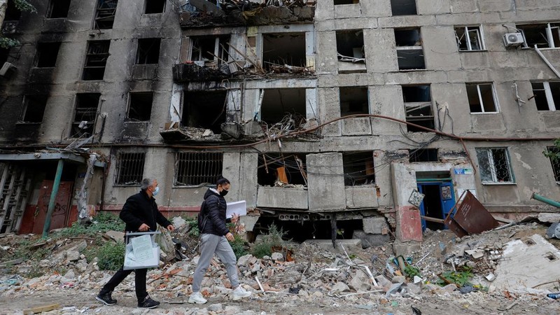 Penduduk lokal Valentina (90) menunggu sebelum menerima surat suara dari anggota komisi pemilihan, yang mengunjungi apartemen dengan kotak suara dan dokumen pada hari ketiga referendum tentang bergabungnya Republik Rakyat Donetsk (DPR) yang memproklamirkan diri ke Rusia, di Mariupol, Ukraina, Minggu (25/9/2022). (REUTERS/Alexander Ermochenko)