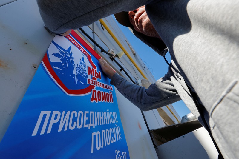 Pemungutan suara referendum tentang bergabungnya Republik Rakyat Donetsk (DPR) ke Rusia, di Mariupol, Ukraina Penduduk lokal Valentina (90) menunggu sebelum menerima surat suara dari anggota komisi pemilihan, yang mengunjungi apartemen dengan kotak suara dan dokumen pada hari ketiga referendum tentang bergabungnya Republik Rakyat Donetsk (DPR) yang memproklamirkan diri ke Rusia, di Mariupol, Ukraina, Minggu (25/9/2022). (REUTERS/Alexander Ermochenko)