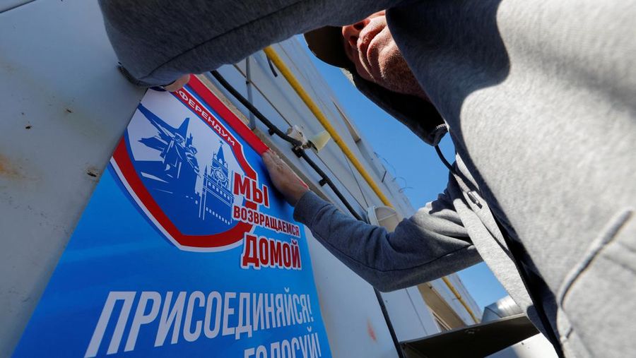 Penduduk lokal Valentina (90) menunggu sebelum menerima surat suara dari anggota komisi pemilihan, yang mengunjungi apartemen dengan kotak suara dan dokumen pada hari ketiga referendum tentang bergabungnya Republik Rakyat Donetsk (DPR) yang memproklamirkan diri ke Rusia, di Mariupol, Ukraina, Minggu (25/9/2022). (REUTERS/Alexander Ermochenko)